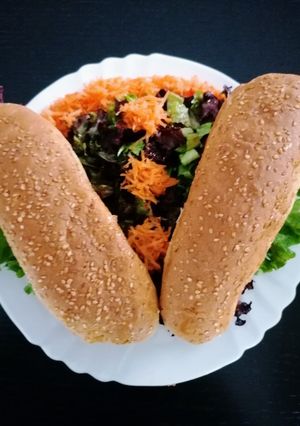 Φωτογραφία της συνταγής Hot-dog σπιτικά με σαλάτα mix μαρούλι και καρότο
