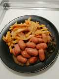 Salchichas al vino acompañado de patatas fritas