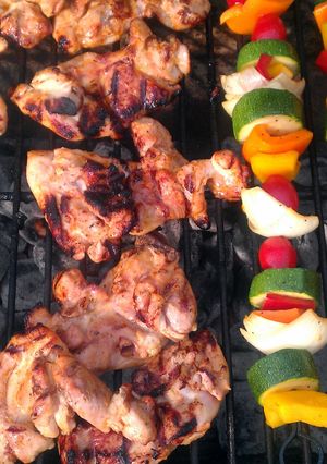 A picture of grilled chicken n' veggies.