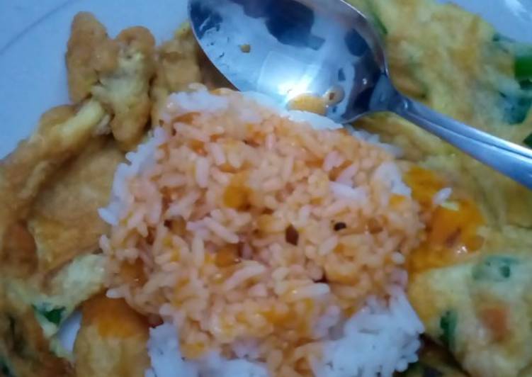 Nasi telur dadar saus tomat