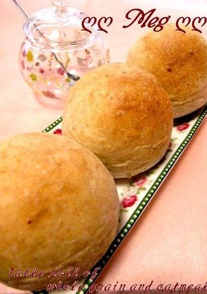 A picture of Whole Grain and Oatmeal Table Rolls.