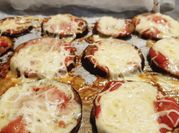 Une photo de aubergine tomates mozzarella