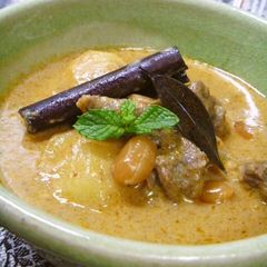 A picture of Beef Massaman Curry - Kaeng Matsaman.