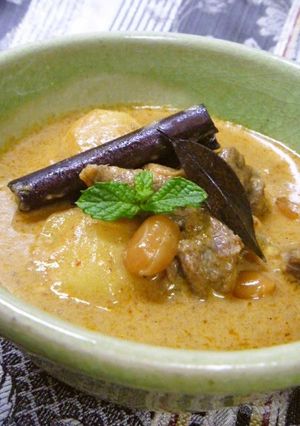 A picture of Beef Massaman Curry - Kaeng Matsaman.