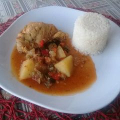 A picture of Chicken stew with baby marrow.