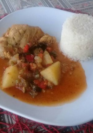 A picture of Chicken stew with baby marrow.