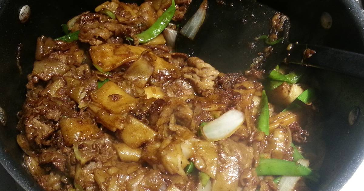 Classic Chinese Beef with Fat Noodles Recipe by Pikakeung - Cookpad