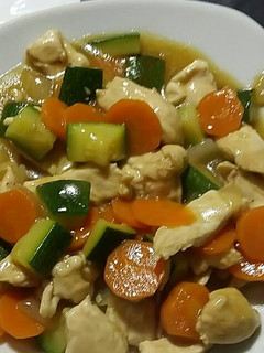 Una foto de Pollo con verduras y almendras