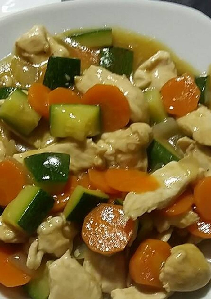 Una foto de Pollo con verduras y almendras