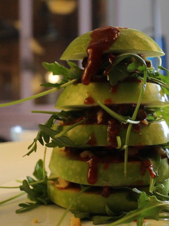 Una foto de Ensalada de manzana verde fácil y rápida - 👉 Recetas Ensaladas Veganas 😉