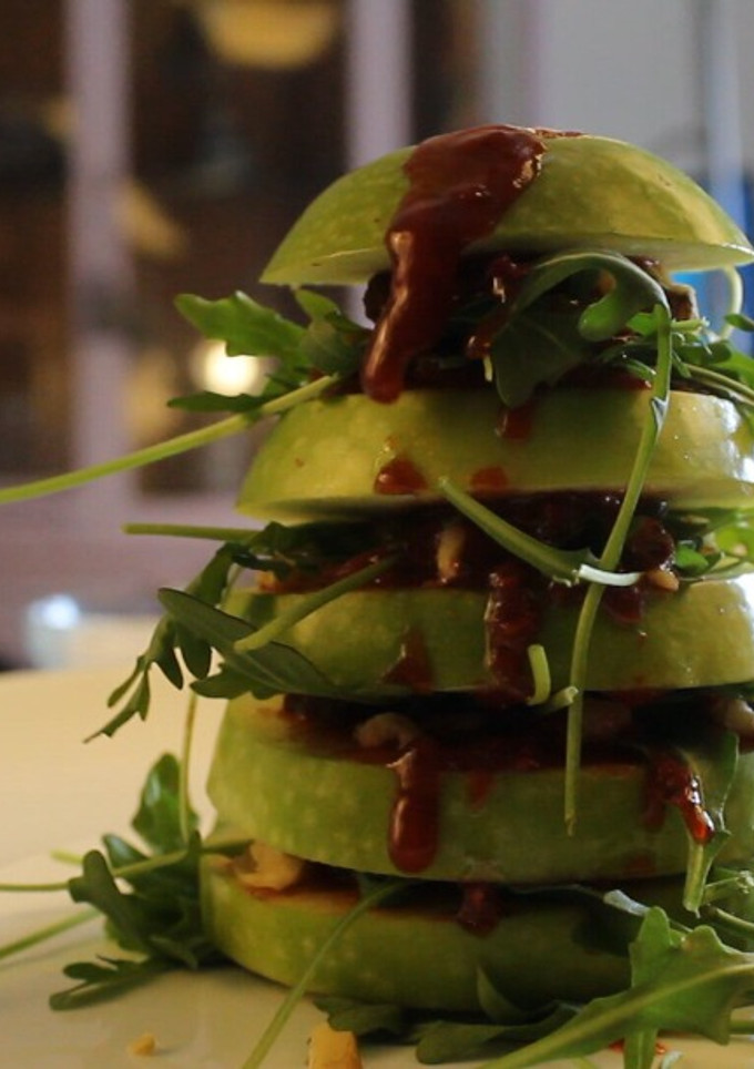 Una foto de Ensalada de manzana verde fácil y rápida - 👉 Recetas Ensaladas Veganas 😉