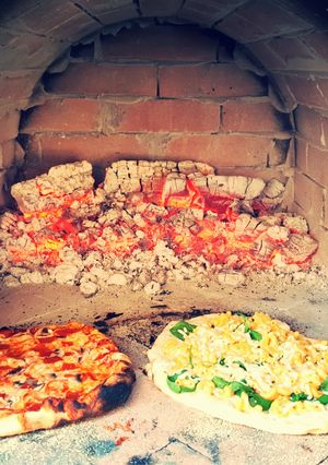 A picture of Wood fired Mac n Cheese pizza.