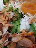 Ensalada tibia turca de pollo a las finas hierbas