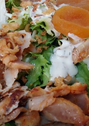 Una foto de Ensalada tibia turca de pollo a las finas hierbas