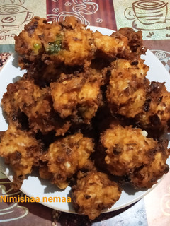 अदरक मिर्च लहसुन के मिक्स पकौड़े (adrak mirch lahsun ke mix pakode recipe in Hindi) रेसिपी मुख्य फोटो