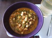 Una foto de garbanzos con acelgas de bote