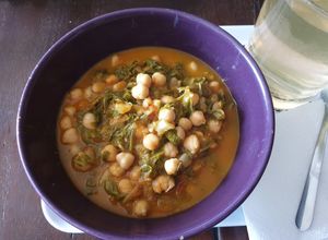 Una foto de Guiso rápido de garbanzos con acelgas