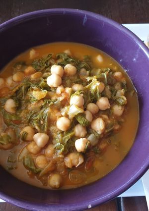 Una foto de Guiso rápido de garbanzos con acelgas