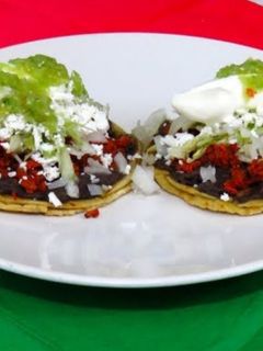 Una foto de Sopes con chorizo