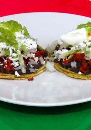 Una foto de Sopes con chorizo