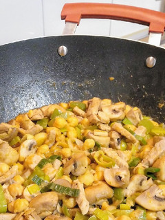Foto principal de Jamón de cerdo con garbanzos y champiñones en wok