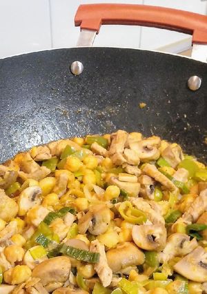 Foto principal de Jamón de cerdo con garbanzos y champiñones en wok