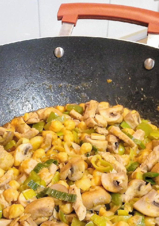 Una foto de Jamón de cerdo con garbanzos y champiñones en wok