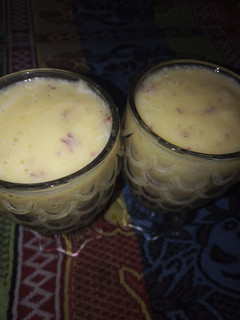 صورة لوصفة كوكتيل تفاح و موز و فراولة 😋