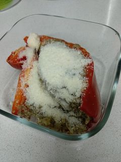 Una foto de Pimiento relleno con champiñones e hinojo