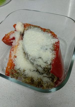 Una foto de Pimiento relleno con champiñones e hinojo
