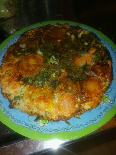 Una foto de Tortilla de espinaca y zanahoria rellena con atún