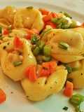 Tortelloni de carne con verduras salteadas