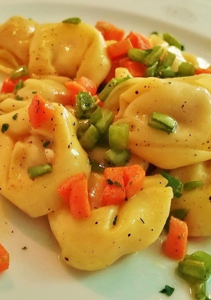 Una foto de Tortelloni de carne con verduras salteadas