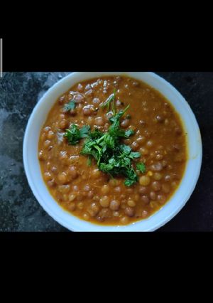 A picture of Akhi masoor dal.