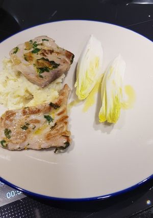 Foto principal de Atún cítrico con puré de patata y chirivía