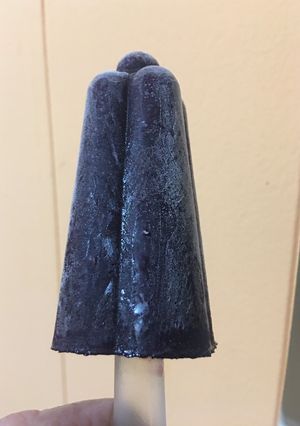 Una foto de Helado palito de moras silvestres
