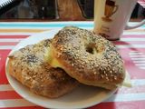 Pan tipo bagel con yogurt