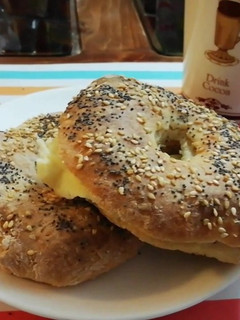 Una foto de Pan tipo bagel con yogurt