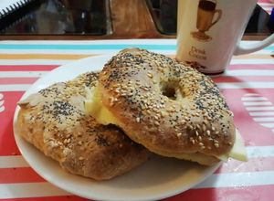 Una foto de Pan tipo bagel con yogurt