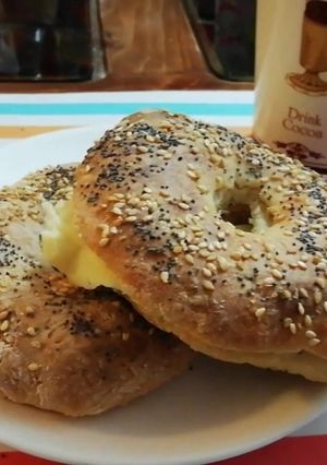 Una foto de Pan tipo bagel con yogurt