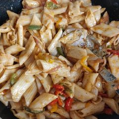 A picture of White sauce pasta.