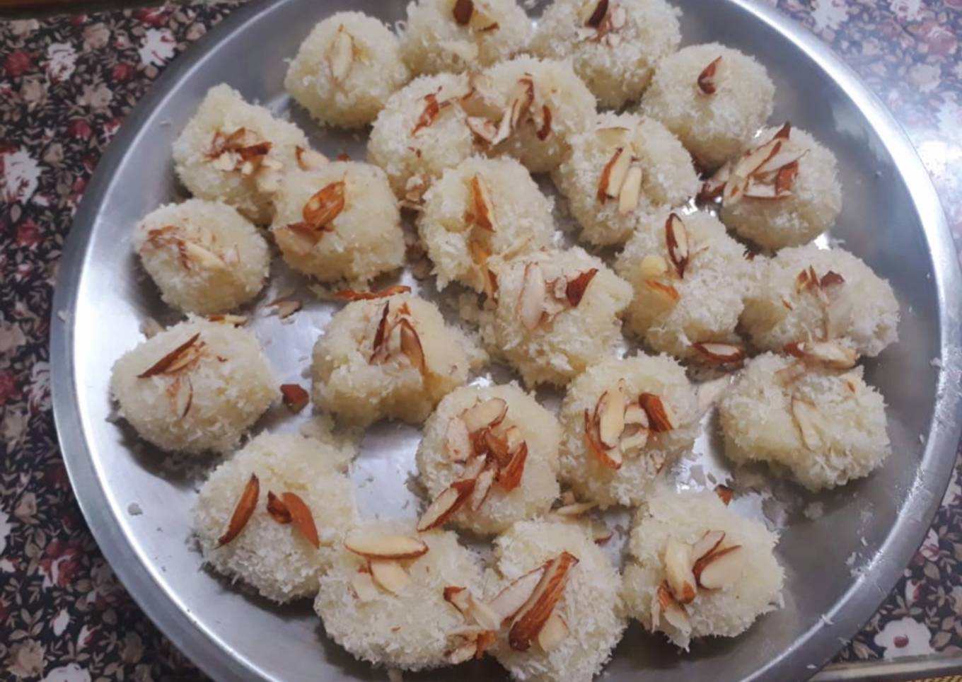 Coconut ladoo