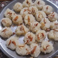 A picture of Coconut ladoo.
