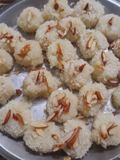 A picture of Coconut ladoo.
