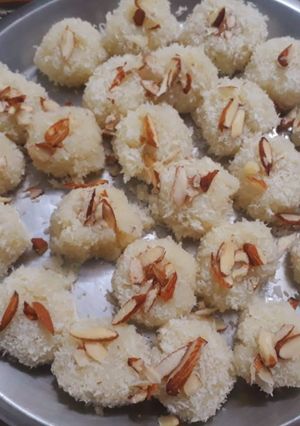 A picture of Coconut ladoo.
