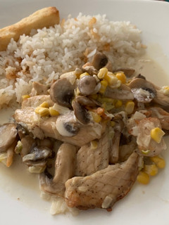 Una foto de Pollito con champiñones y maíz
