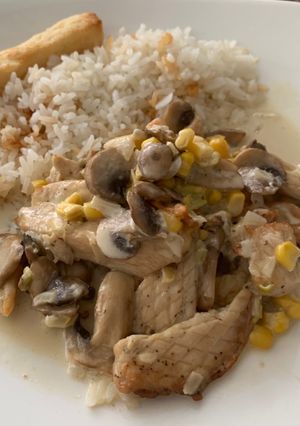 Una foto de Pollito con champiñones y maíz