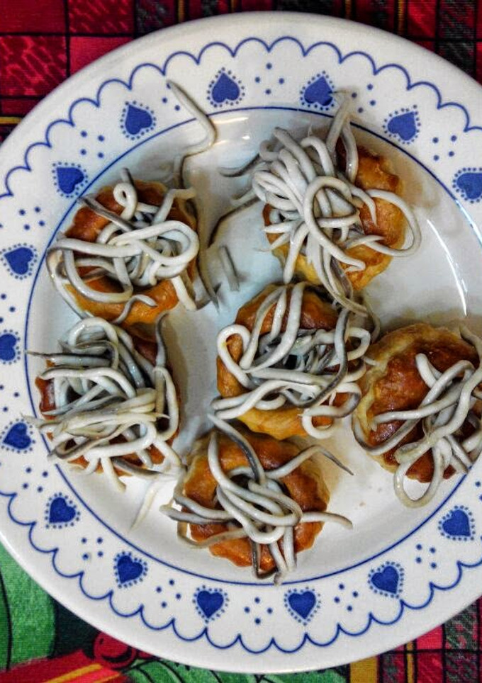 Una foto de Volovanes de gulas al ajillo