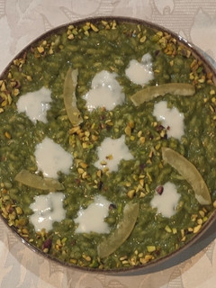 Foto di Risotto agli spinaci fonduta al gorgonzola limone confit e granella di pistacchio