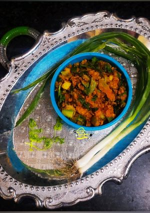 कांद्याची पात पिठ पेरून (kandyachi pat pith perun recipe in marathi) रेसिपी चे मुख्य फोटो 